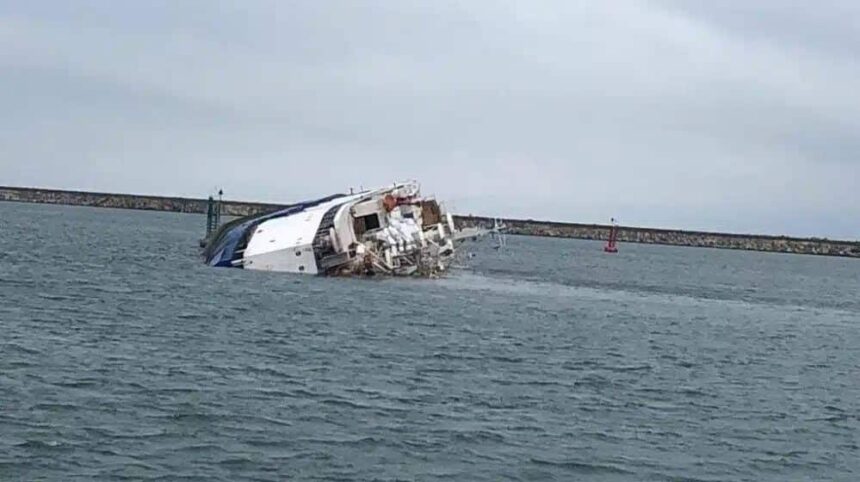 au fost reluate cautarile pentru trei dintre cei cinci marinari de pe remocherul astana disparuti in portul midia 69bbbcfdc67ee