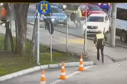 bataie ca in vestul salbatic intre un sofer si doi adolescenti pe un bulevard din ploiesti o persoana este la pamant iar alte doua lovesc cu picioarele video 69afea00dbf53