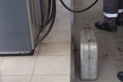 benzinariile din moldova luate cu asalt preturile carburantilor au explodat dupa anuntul ca rezervele sunt suficiente pentru doar 20 de zile 69a97cd475fb5