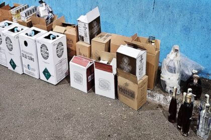 butelii cu agent refrigerant alcool si tigari ridicate pentru transport ilegal si contrabanda la frontiera de est 69c51019df6b0