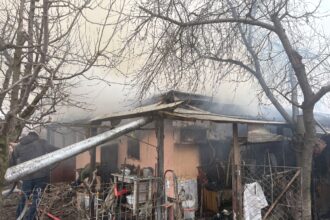 casa distrusa de flacari in comuna lespezi 69a66d884f2df
