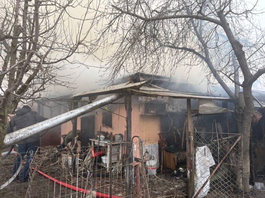 casa distrusa de flacari in comuna lespezi 69a66d884f2df