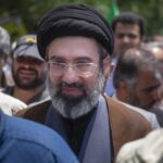 cine este noul ayatollah al iranului mojtaba khamenei fiul defunctului ali khamenei a fost propulsat la conducerea tarii de garda revolutionara 69a7e645db9d0