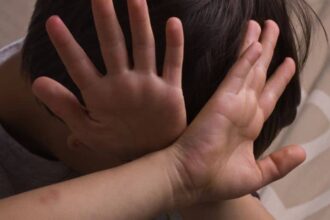 doi copii de 2 si 4 ani au fost gasiti legati de calorifer intr un apartament din satu mare politia venise sa aplaneze un conflict domestic 69bfa6ff35bc7