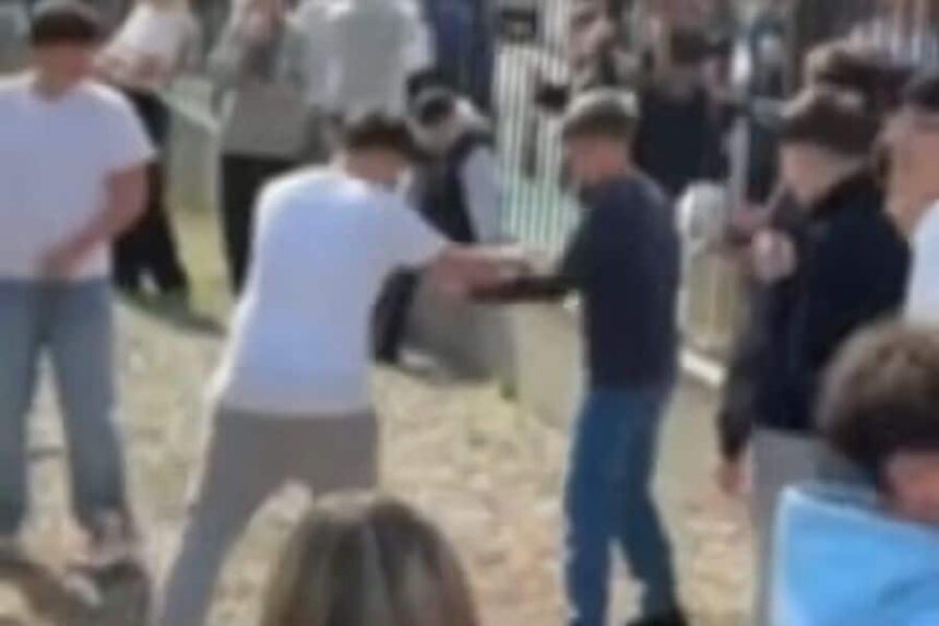 doi elevi de gimnaziu au organizat o bataie in curtea unei scoli din alba iulia in uralele colegilor care filmau video 69c6e03025def