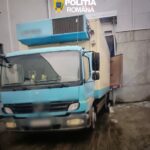 doi pusti au furat o autoutilitara dar nu ajuns prea departe s au oprit intr un gard 69bd04b0eb5b3