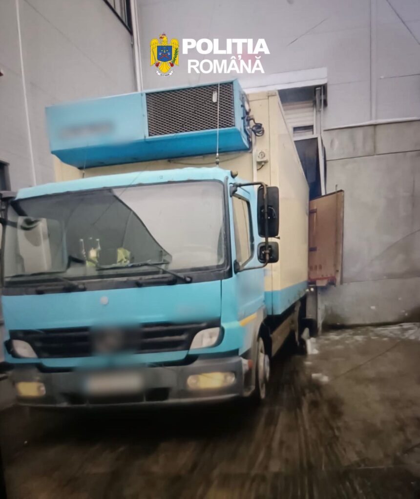 doi pusti au furat o autoutilitara dar nu ajuns prea departe s au oprit intr un gard 69bd04b0eb5b3