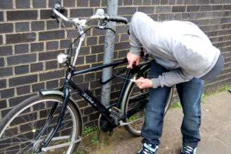 doi tineri ieseni au pornit de acasa sa fure o bicicleta pentru bani de buzunar dar la fata locului au gasit doua nu s au lacomit iar judecatorul a tinut cont de asta 69c4906f64bbf