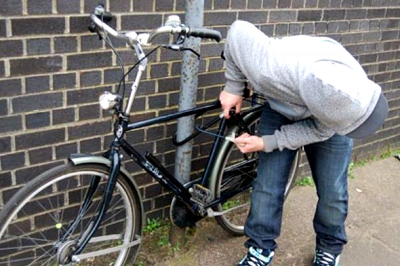 doi tineri ieseni au pornit de acasa sa fure o bicicleta pentru bani de buzunar dar la fata locului au gasit doua nu s au lacomit iar judecatorul a tinut cont de asta 69c4906f64bbf