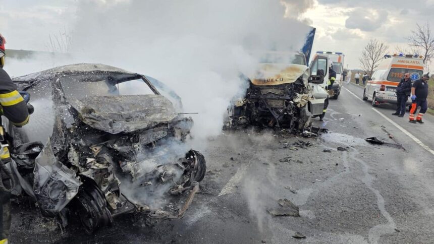 doua persoane au murit intr un accident cumplit in localitatea mihailesti un autoturism s a facut scrum dupa impact 69b8276f63026