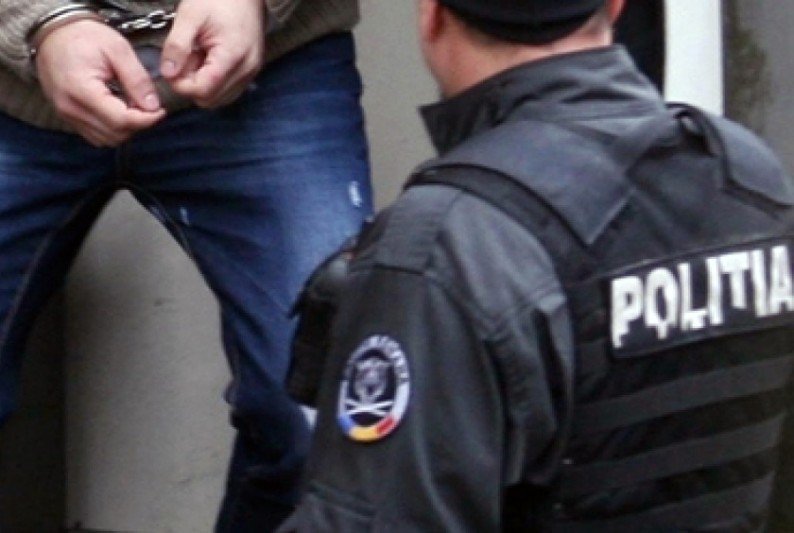 film de groaza la belcesti ultraj cu motocoasa politisti alergand prin papusoi descreierati cu coase si furci agitate in aer focuri de arma 69c9cbdedb0ad