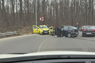foto doua masini s au ciocnit frontal pe drumul spre aeroportul iasi 69b7c3e50b05a