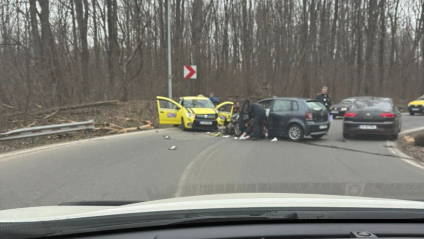 foto doua masini s au ciocnit frontal pe drumul spre aeroportul iasi 69b7c3e50b05a