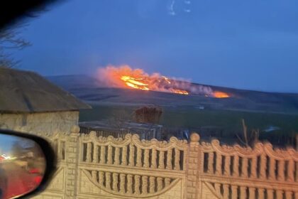 foto flacari uriase la plugari incendiu de vegetatie pe suprafata extinsa 69c6bf5a99647