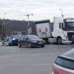 foto video incident neobisnuit in rond vechi o semiremorca s a decuplat chiar la plecarea de la semafor 69bad3d445662