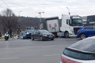 foto video incident neobisnuit in rond vechi o semiremorca s a decuplat chiar la plecarea de la semafor 69bad3d445662