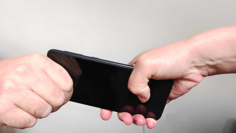 iasi tanar de 19 ani arestat pentru talharie dupa ce ar fi agresat un barbat si i ar fi furat telefonul 69a3f2cf667ff