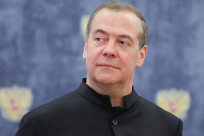 idiotii din nato medvedev il ia peste picior pe rutte dupa ce a spus ca alianta nu va invoca articolul 5 in urma atacului cu racheta iraniana din turcia 69a982b30f7b8