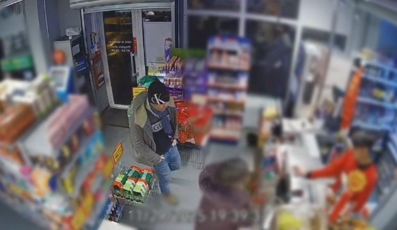 ieseanca talharita de un individ intr un gang daca il recunoasteti pe barbat anuntati imediat politistii 69b2b815ab626