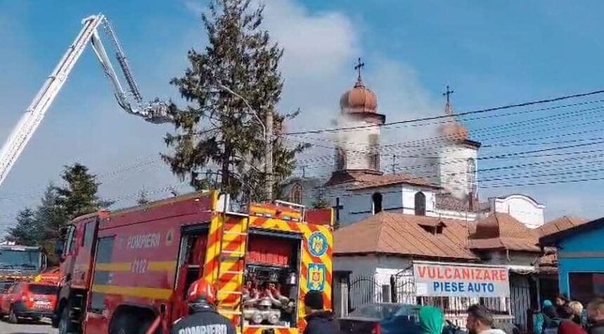 incendiu la o biserica din prahova pictata de nicolae grigorescu 120 de credinciosi au reusit sa iasa in siguranta video 69b67e0db66c9
