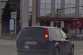 inconstienta totala in trafic la iasi sofer filmat facand slalom printre pietoni pe trecere la fundatie video 69c4ebe66fa0a