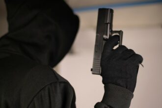 iubitul unei tinere care se promova pe tinder a jefuit si amenintat mai multi barbati cu un pistol de jucarie in bucuresti 69a576944469e