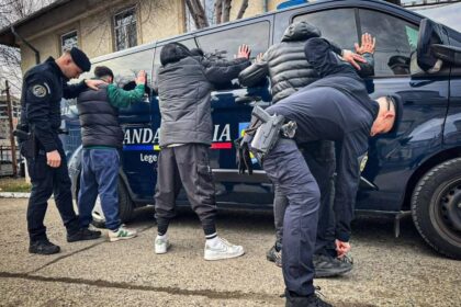 jandarmii au prins mai multi tineri cu droguri asupra lor 69c0c482c65b6