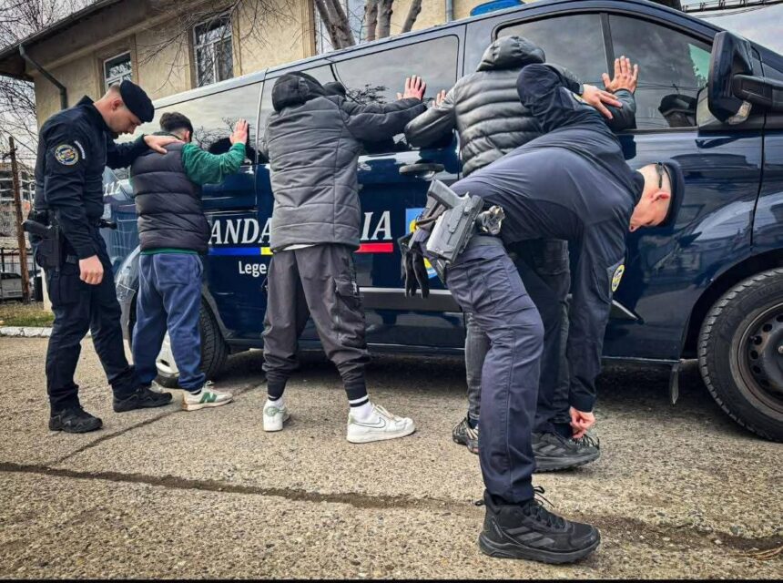 jandarmii au prins mai multi tineri cu droguri asupra lor 69c0c482c65b6