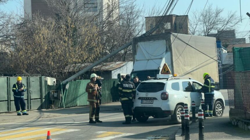 la un pas de tragedie un stalp s a prabusit peste o autoutilitara pe o strada din ploiesti foto video 69a6d8b4ea035