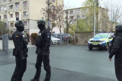 mascatii din satu mare ar fi intrat din greseala in casa peste o femeie si fiica ei de 12 ani a sunat speriata la 112 69b1579f65e41