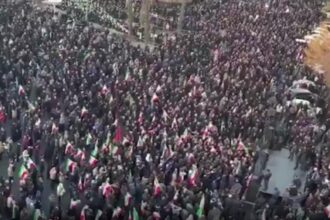 mii de iranieni au iesit pe strazi sa scandeze moarte americii moartea lui khamenei privita oficial drept un martiriu 69a3e9964ac55 1