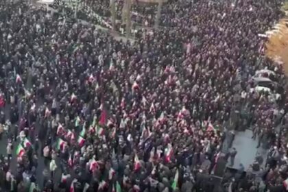 mii de iranieni au iesit pe strazi sa scandeze moarte americii moartea lui khamenei privita oficial drept un martiriu 69a3e9964ac55 1