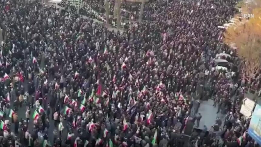 mii de iranieni au iesit pe strazi sa scandeze moarte americii moartea lui khamenei privita oficial drept un martiriu 69a3e9964ac55 1