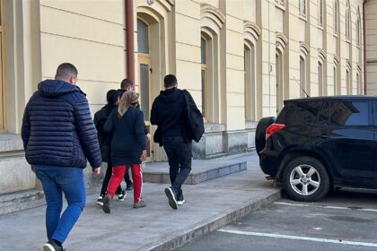 minora care a injunghiat un barbat de 61 de ani in zona pieptului in apropierea bisericii din dacia are doar aproximativ 15 ani 69ac1ea6b2bc0