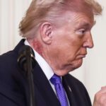 misterul petei rosii a lui trump descifrat de medici cat timp va purta liderul american semnele iritatiei de pe gat 69a60700d69fb