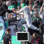 moment halucinant la un meci din germania doi suporteri cu cagule au deconectat ecranul var 69ae71d4639a7