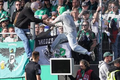 moment halucinant la un meci din germania doi suporteri cu cagule au deconectat ecranul var 69ae71d4639a7