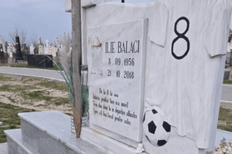 monumentul fotbalistului ilie balaci a fost profanat politistii fac cercetari pentru a descoperi autorii faptei 69bc96f5f1ad8