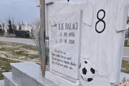 monumentul fotbalistului ilie balaci a fost profanat politistii fac cercetari pentru a descoperi autorii faptei 69bc96f5f1ad8