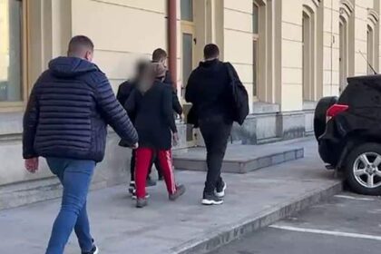 o adolescenta a injunghiat un barbat pe o strada din iasi in urma unui scandal tanara risca pana la 10 ani de inchisoare 69b03ae7455a6