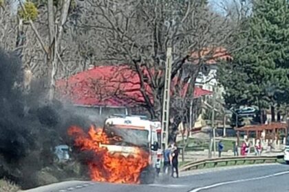 o ambulanta a luat foc in mers in localitatea strunga video 69c513a58c574 2