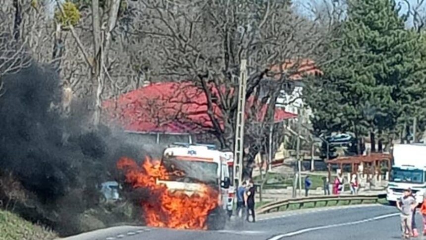 o ambulanta a luat foc in mers in localitatea strunga video 69c513a58c574 2