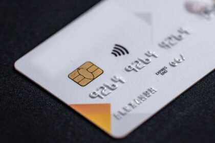 o femeie a cheltuit sute de mii de euro de pe un card ce nu i apartine cine era detinatorul cardului si ce s a intamplat cu femeia 69a6ba332aebc