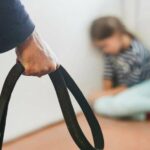 o fetita din cluj a fugit pe geam pentru a scapa de mama si iubitul acesteia care o snopeau in bataie 69bd1c8cc1093