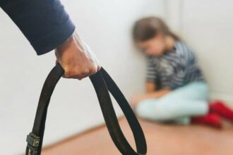 o fetita din cluj a fugit pe geam pentru a scapa de mama si iubitul acesteia care o snopeau in bataie 69bd1c8cc1093