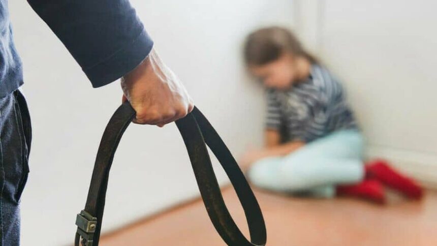 o fetita din cluj a fugit pe geam pentru a scapa de mama si iubitul acesteia care o snopeau in bataie 69bd1c8cc1093