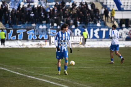 o repriza mielusei jumatate de ora lei poli s a umplut de rusine cu lanterna in primul act dar a profitat apoi de caderea oaspetilor si a luat un set la 1 69ac25938e39c 1