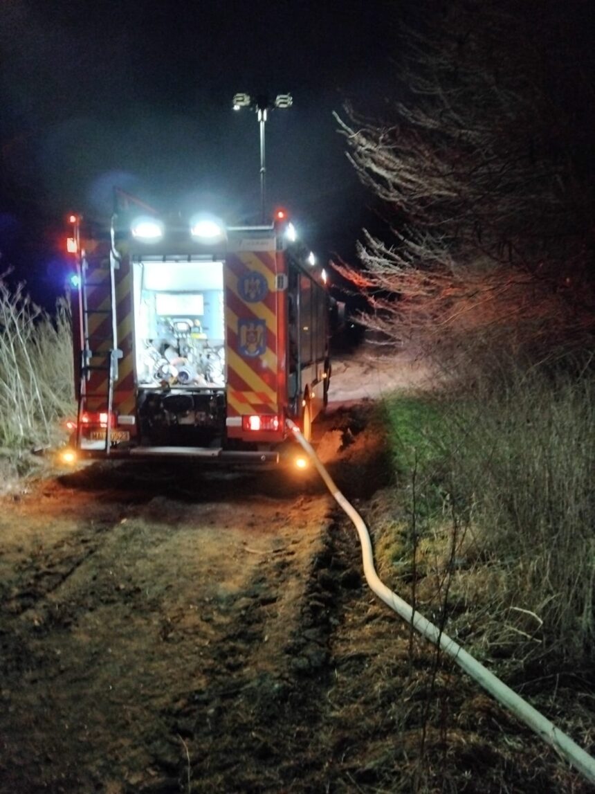 ore intregi de lupta cu flacarile izbucnite la un depozit de furaje 69b4ffa8293a6