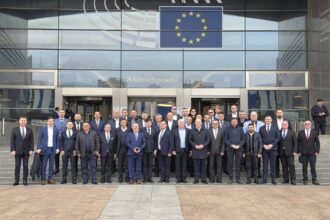 peste 50 de liberali au plecat la bruxelles seful lor refuza sa spuna pe banii cui 69bde5bccf520
