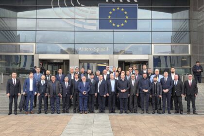 peste 50 de liberali au plecat la bruxelles seful lor refuza sa spuna pe banii cui 69bde5bccf520